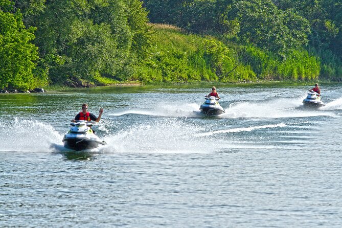 1-Hour Jet Ski Guided Tour – Explore Montreal Waterways in Style! - Facilities and comfort: lockers, changing room, towel, and provided gear