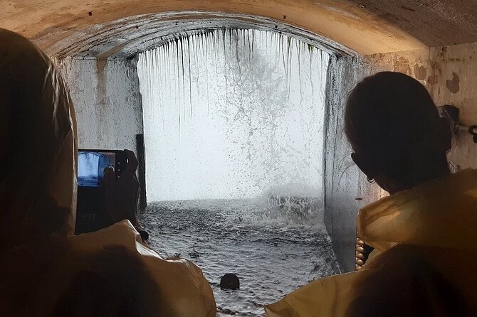 4hr Niagara Falls Canada Tour includes the Boat and tunnels - Key highlights you will feel fast