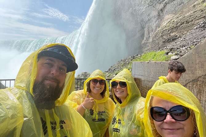 4hr Niagara Falls Canada Tour includes the Boat and tunnels - Guides, pickup, and group size: the logistics that affect your day