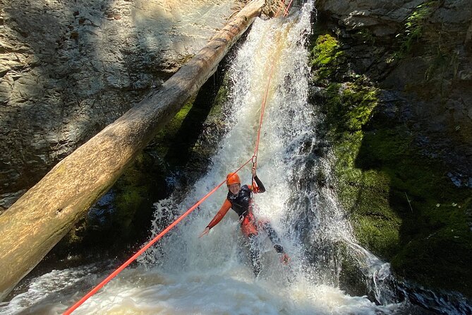 Adrenaline Canyoning Kelowna - Entering the canyon: that first descent moment
