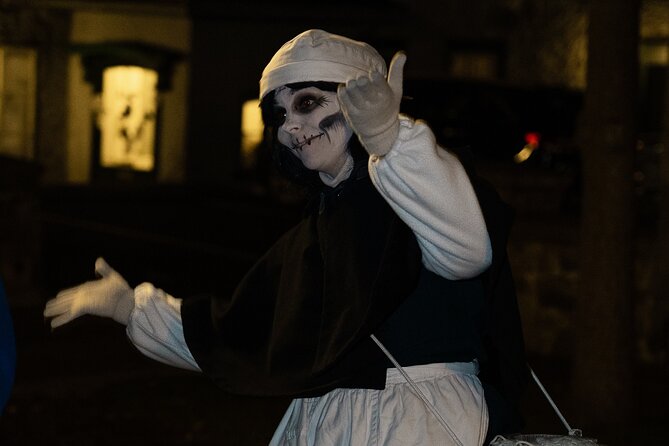 Animated Crime Walking Tour in Old Quebec - Public Place stop, connecting the stories to the streets