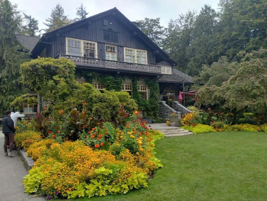 Aquarium & StanleyPark+20 Gem Spots+City/Vip Car+Small Group - Stanley Park through Totem Poles, Rose Garden, and the Pavilion
