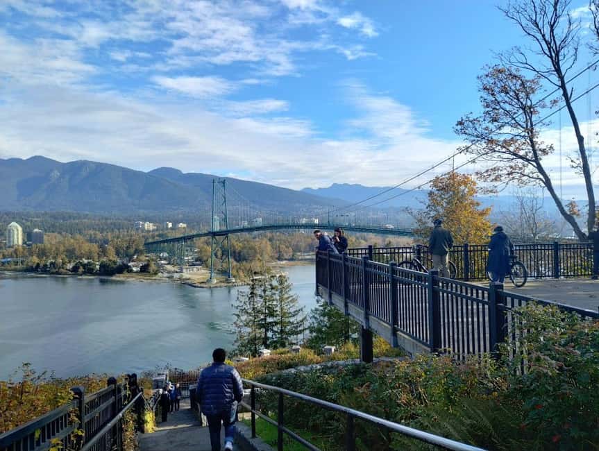 Aquarium & StanleyPark+20 Gem Spots+City/Vip Car+Small Group - The park’s living details: Hollow Tree, Lost Lagoon, and the beaches