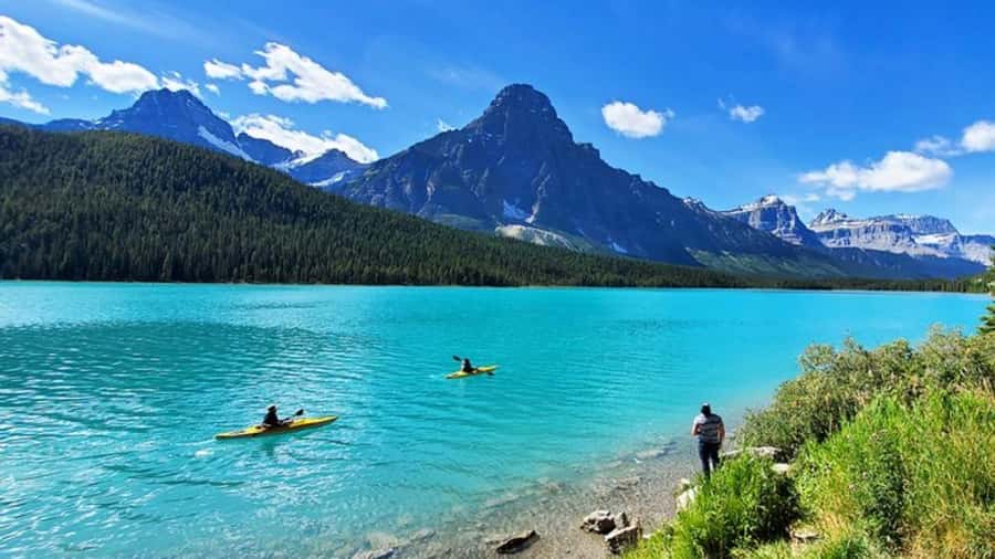 Banff/Calgary/Canmore: Crowfoot Glacier and 5 Lakes Tour - How the guides shape the day (and why it shows up in reviews)