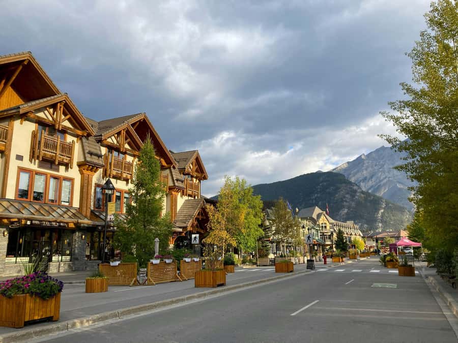 Banff/Canmore: Moraine Lake 1.5h & Lake Louise Half-Day Tour - Pickup timing: your half-day starts when you choose