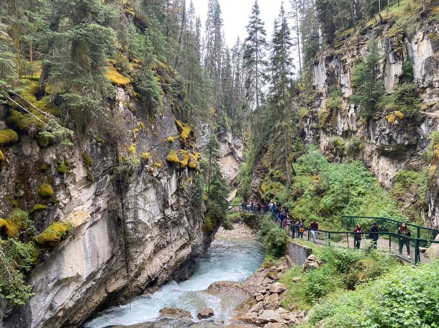 Banff/Canmore: Moraine Lake 1.5h & Lake Louise Half-Day Tour - A realistic packing list for glacier-mountain day weather