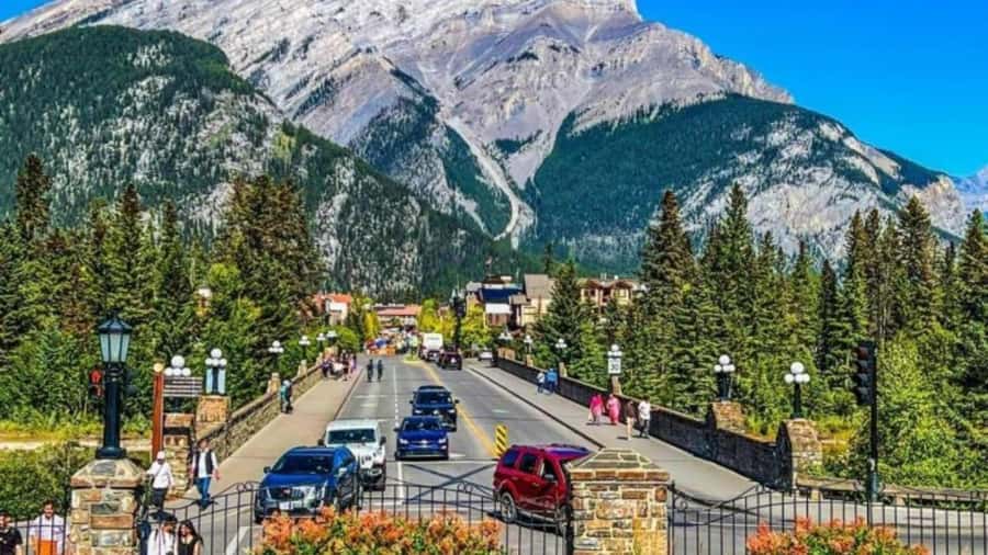 Banff: Gondola, Hot Springs, Bow falls & Three lakes tour - Upper Hot Springs stop: what to expect if they are closed