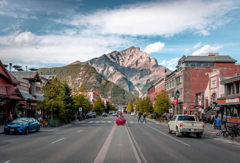Banff: In-Depth Banff Area & Canyon Day Tour - Sulphur Mountain Gondola: the fastest route to huge views