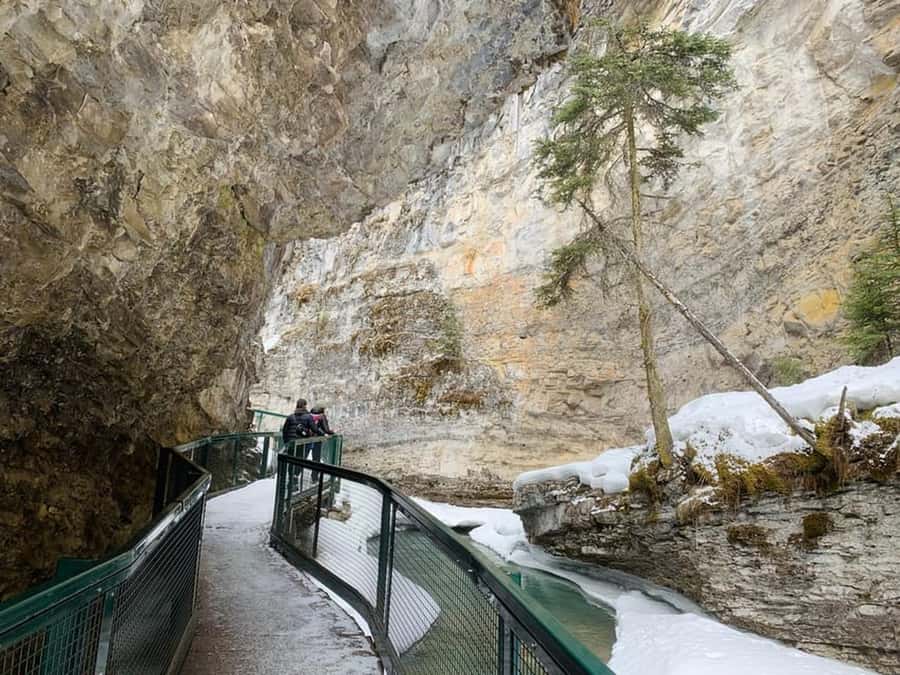 Banff : Lake Louise, Moraine, Emerald & Johnston Canyon tour - From pickup in Calgary or Canmore to Banff, you set the rhythm early