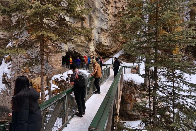 Banff Town ,Lake Louise, Moraine , Emerald & Johnston Canyon Tour - Key Things To Know Before You Go