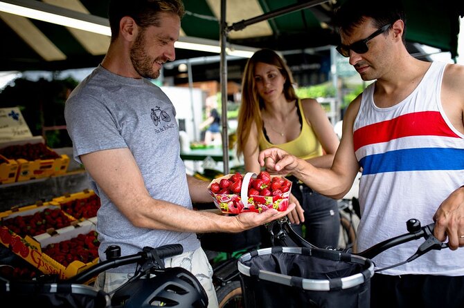 Bike / E-bike tour : Plateau, Mile-End, Jean-Talon Market by Fitz - How the guide makes the city click: humor, history, and real neighborhood context