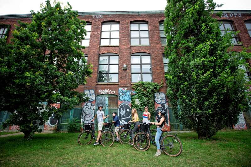 Bike/E-bike tour Plateau,MileEnd, Jean-Talon Market by Fitz - Guide style, group size, and how to get the most out of it