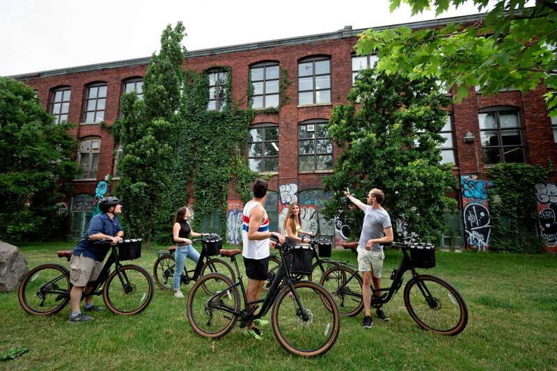 Bike/E-bike tour Plateau,MileEnd, Jean-Talon Market by Fitz - Starting at Maison des Cyclistes, then getting comfortable fast