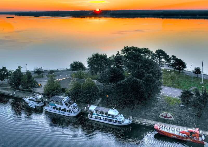 Brockville: 1000 Islands Cruise - The 1000 Islands By Water: Mansions, Cottages, and Photo Stops
