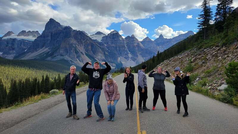 Calgary: 2-Day Banff National Park Highlights Summer Tour - Day two: Lake Louise and Moraine Lake with time for the Rockpile viewpoint