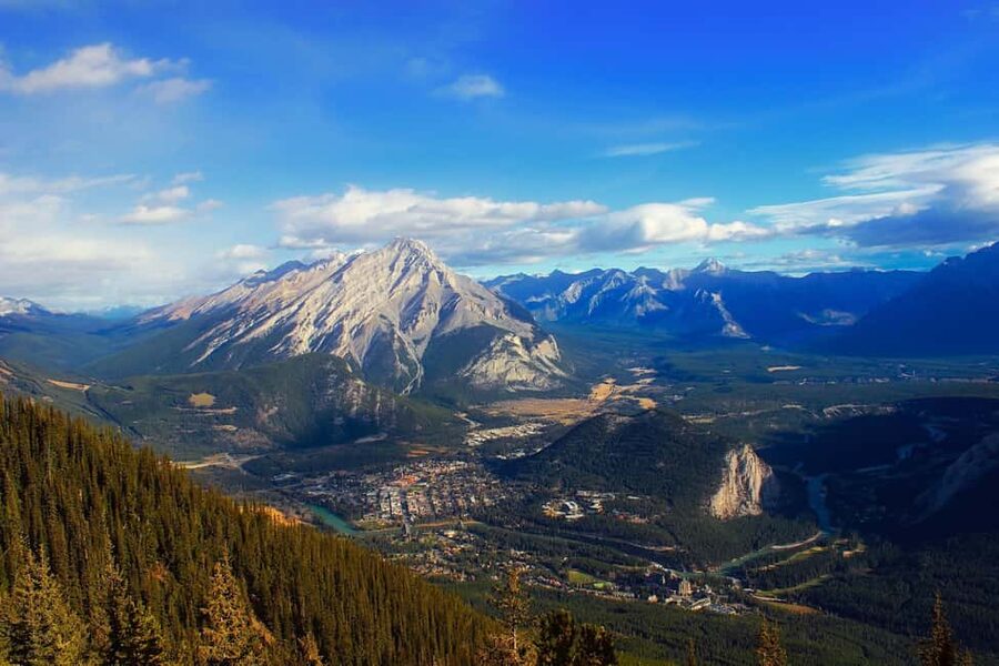 Calgary: Banff Top Lakes Tour with Banff Town Visit - Hotel pickup to Lake Louise: your day’s big alpine opener