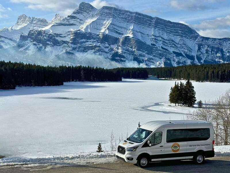 Calgary/Canmore: Lake Louise, Moraine Lake, & Banff Day Tour - Local guides: why the best part often is the people
