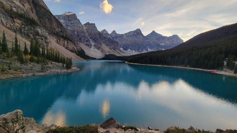 Calgary: Glaciers, Mountains, Lakes, Canmore and Banff Tour - The guide experience: stories, humor, and help with photos