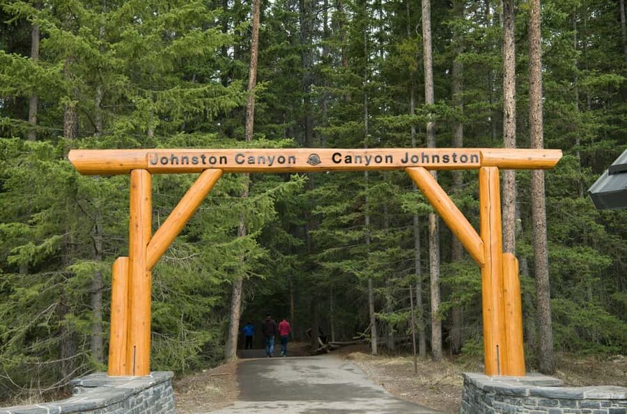 Deep Day Tour to Peyto, Moraine, Louise Lakes, J. Canyon... - Moraine Lake and Lake Louise: turquoise color, explained and worth the wait