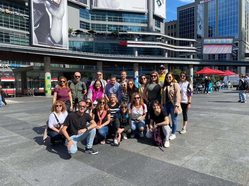 Downtown Toronto: Walking tour experience. English/Spanish - Distillery District: Victorian Streets and a Great Walking Start