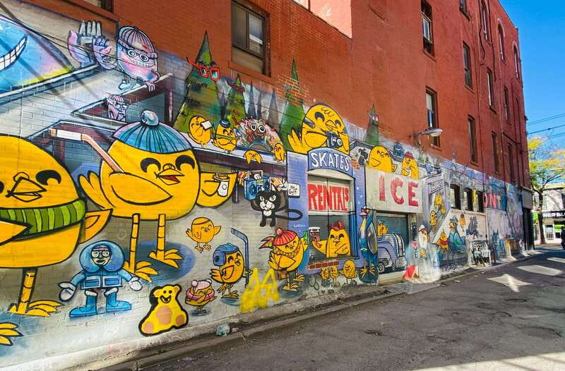 Downtown Toronto: Walking tour experience. English/Spanish - Chinatown and Kensington Market: Two Contrasting Worlds to Browse