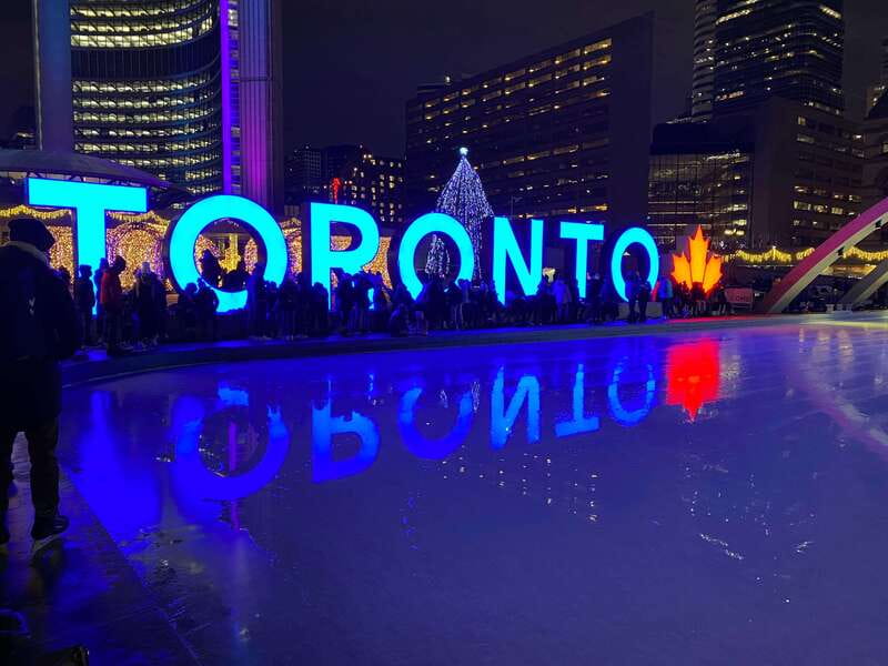 Downtown Toronto: Walking tour experience. English/Spanish - Dundas Square: Modern Toronto in Full Display