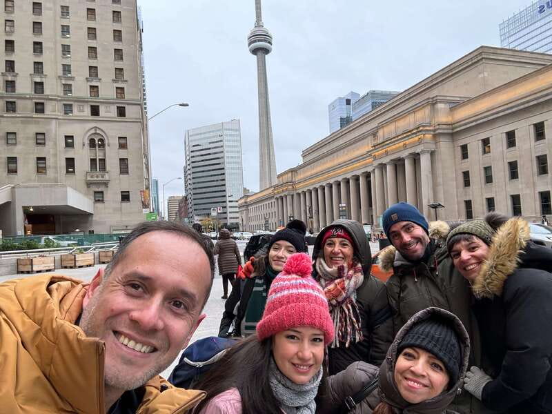 Downtown Toronto: Walking tour experience. English/Spanish - Toronto Island Ferry Option (Seasonal) for Skyline Views and a Breather