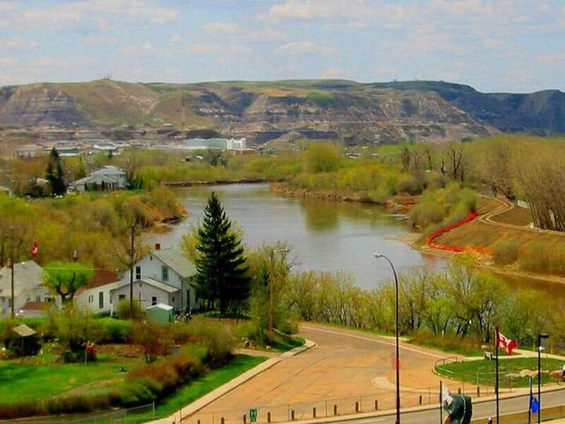 Drumheller: Bad Land & Dinosaur Museum Tour from Calgary - Dinosaur Valley and the Drumheller visitor area: your fossil starter set