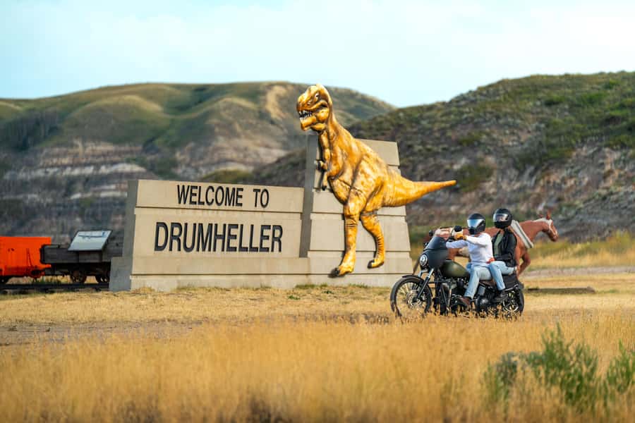 Drumheller: Dinosaurs, Canyons, & Hoodoos Day Tour - Horseshoe Canyon’s 30-minute amphitheater hike