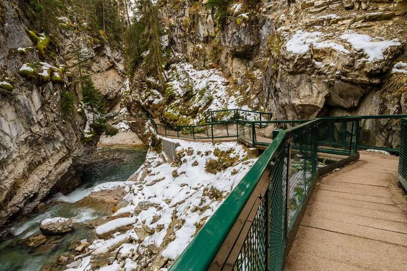 From Banff: Johnston Canyon Guided Icewalk - The Banff-to-Johnston Canyon part is simple and timed