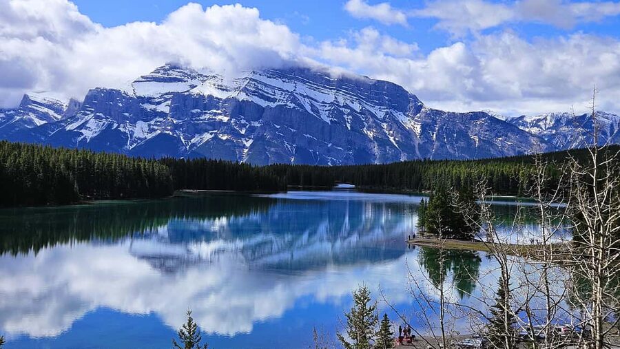 From Calgary/Canmore: Banff National Park Premium Day Trip - Lake Louise in winter: glacier views and easy walk options