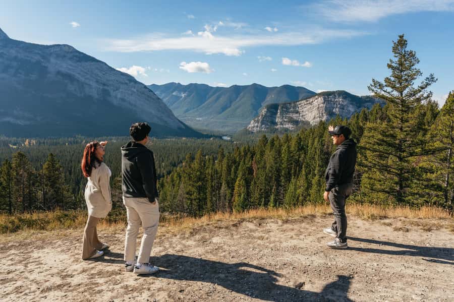 From Calgary: Private Banff National Park Day Trip - Lake Louise and Moraine Lake: your must-see moments