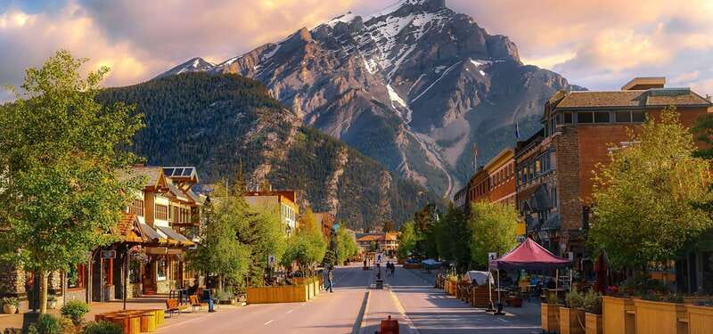 From Calgary: Private Lake Louise and Banff Day Trip - Starting in Calgary at 7:00 am, then straight into the Rockies