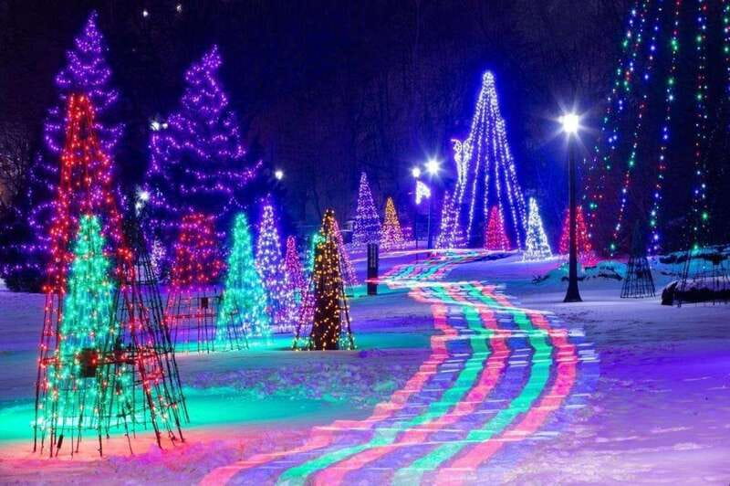 From Toronto: Winter Festival of Lights Niagara Falls Tour - How the winter festival lighting changes the falls
