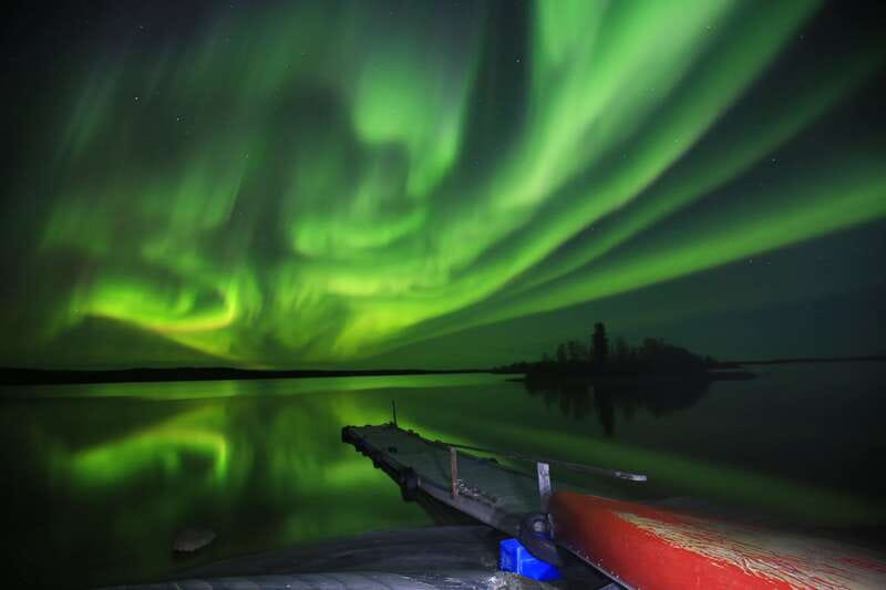 From Yellowknife: Northern Lights Bus Tour with Photos - A warm bus chase down Yellowknife’s aurora route
