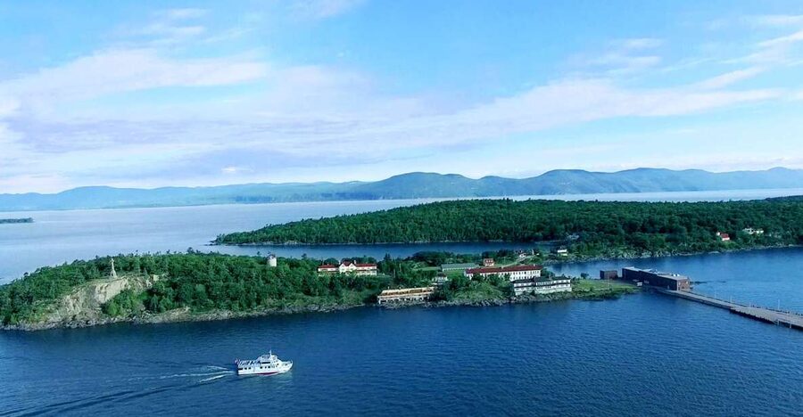Grosse-Île: Irish Immigrant Memorial Cruise & Tour - What happens on Grosse-Île: Parks Canada guides and preserved sites