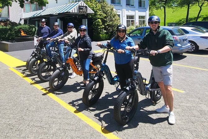 Guided E-Bike Tour Stanley Park and Hidden Gems - Small Groups - Downtown pause at Vancouver Art Gallery and Robson Square