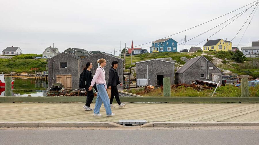Halifax Guided Driving Tour with Sunset at Peggy’s Cove - Peggy’s Cove Lighthouse at sunset: how to use your free time