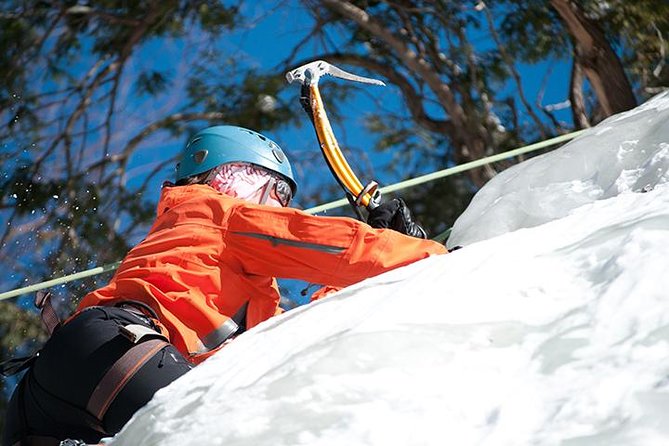 Ice Climbing Initiation in Mont-Tremblant - Meeting at Le Centre d’Activités Mont-Tremblant: start strong with the right setup