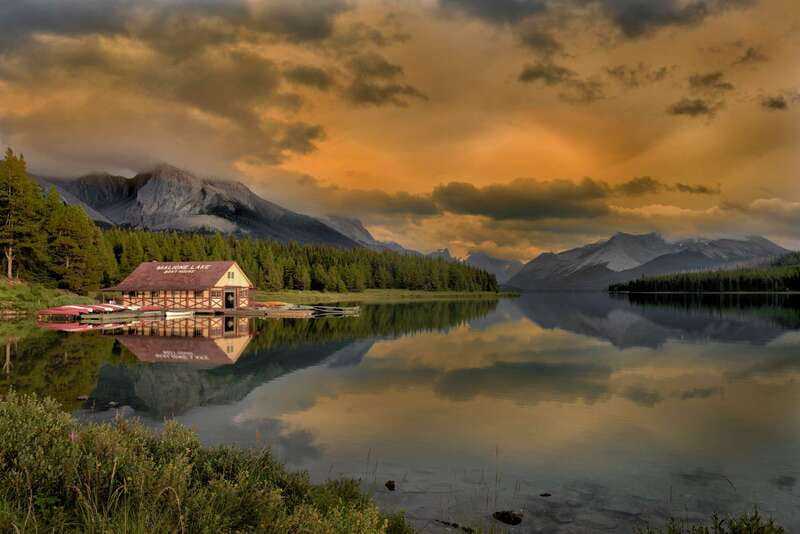 Jasper National Park: Maligne Lake Cruise With Guide - Glacier-fed views and wildlife: what you should realistically aim for