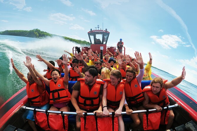 Jet Boating Montreal's Lachine Rapids - On the way to the rapids: the St. Lawrence sightseeing run