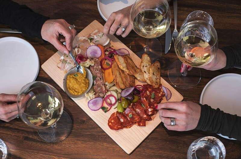 Kelowna: Sunset Sip Wine Tour - VIP concierge guiding and the little comforts that add up