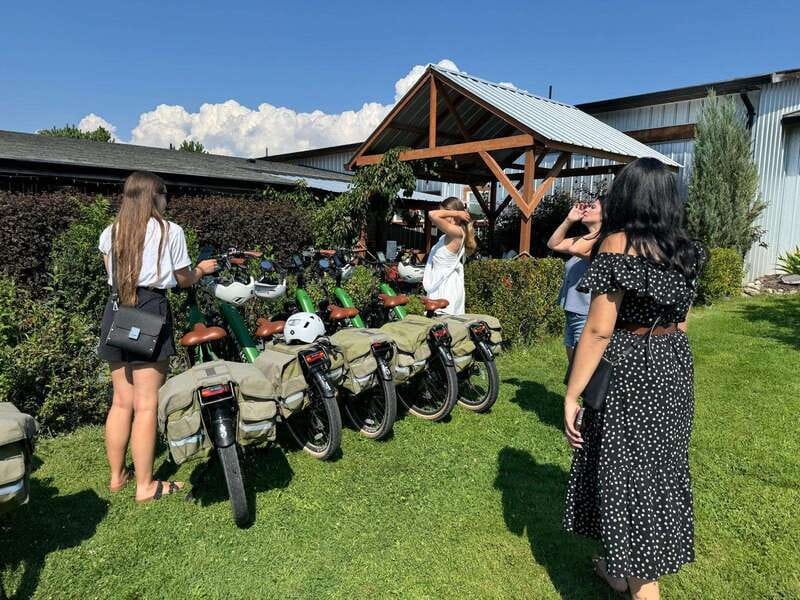 Kelowna: Wine Tasting by E-bike, Smartphone Guide & Lunch - The 18-mile (29 km) loop: navigation, traffic, and wine-bottle storage