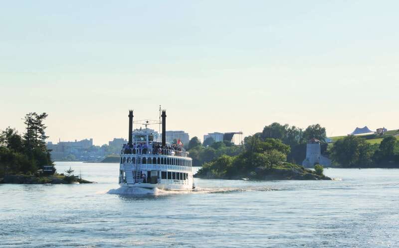 Kingston: Brunch Cruise of Thousand Islands - The Island Queen experience: triple-deck cruising and how dining works