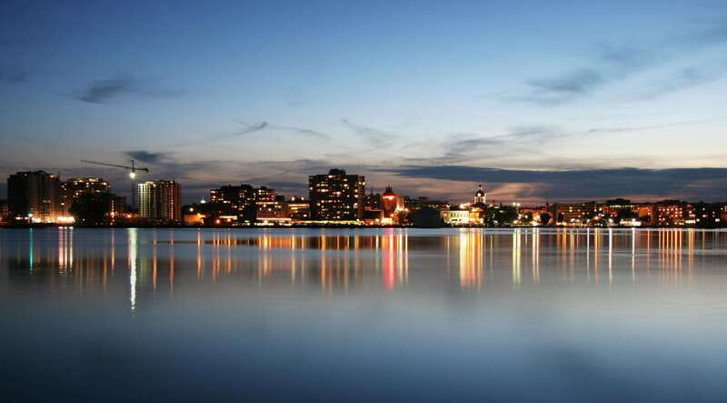 Kingston: Sunset Dinner Cruise - Live Music and Guided Commentary: How to Hear the Story