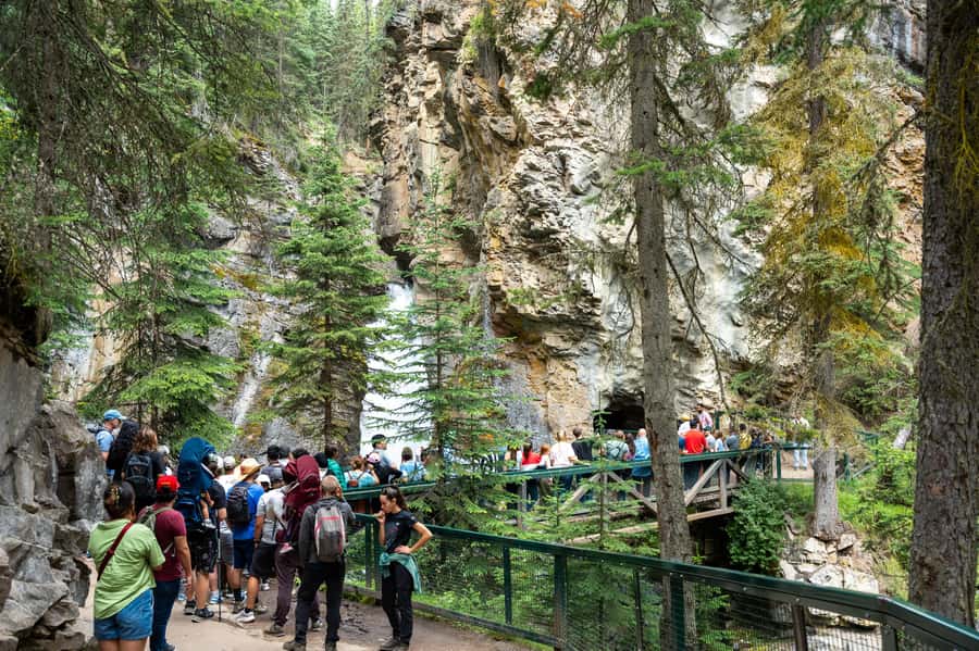 Lakes Moraine, Louise, Emerald, Johnston Canyon & Yoho Tour - From Pickup to First Views, What Makes This Tour Work