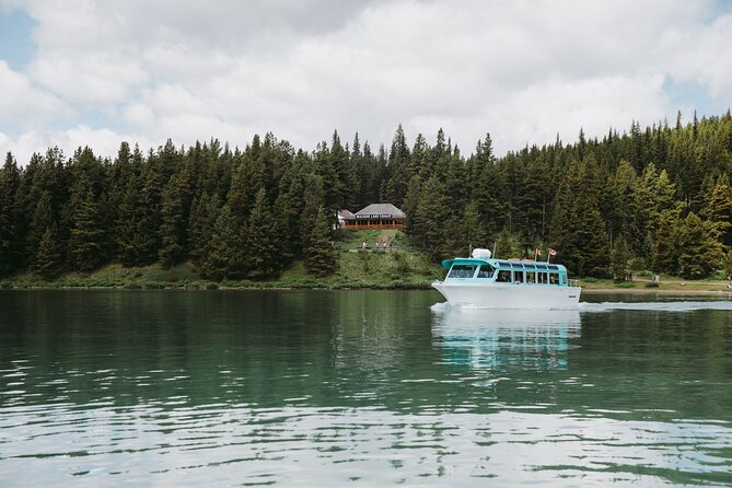 Maligne Lake Cruise - Getting back to shore: snacks, warmth, and a little extra time