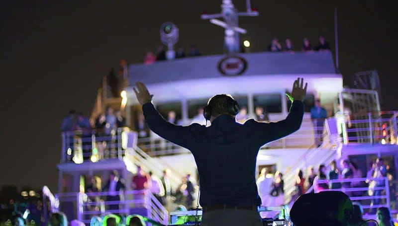 Montréal: 3 or 5-Course Dinner Cruise with DJ & Dancing - The flow of your night, from boarding to the last song