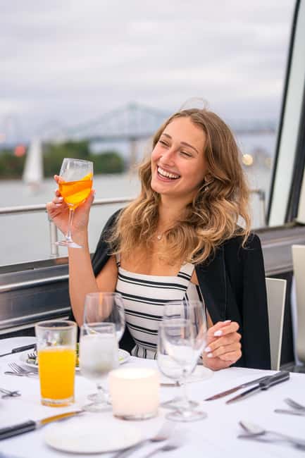Montreal: Bateau-Mouche Cruise with A La Carte Dinner Option - Service quality and who helps you on the boat