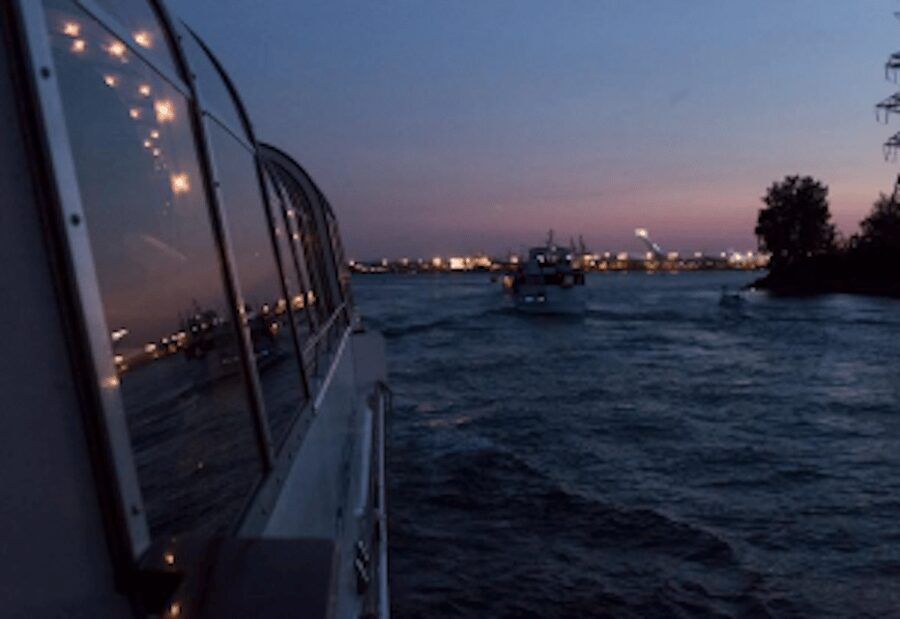 Montreal: Bateau-Mouche Cruise with A La Carte Dinner Option - Weather and comfort: terrace access, roof changes, and what to pack
